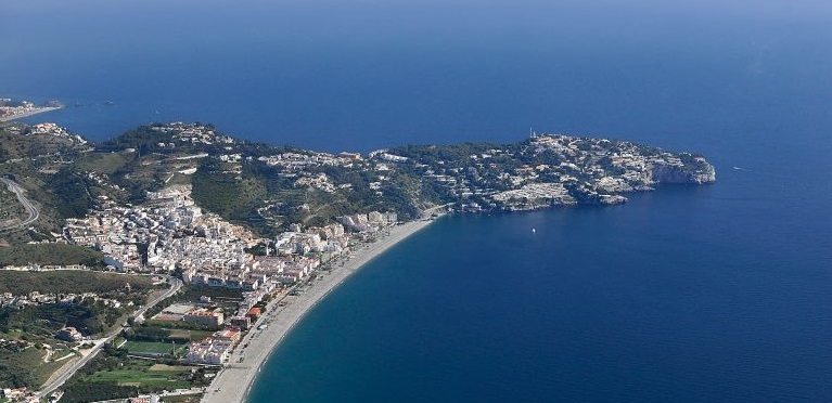 La Junta de Andaluca pretende prohibir la pesca deportiva en los acantilados de la Punta de La Mona