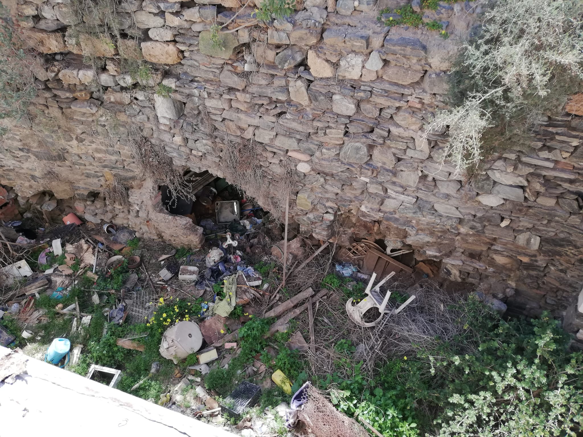 Lamentable estado de abandono en la zona de la Alfarera y la Muralla medieval